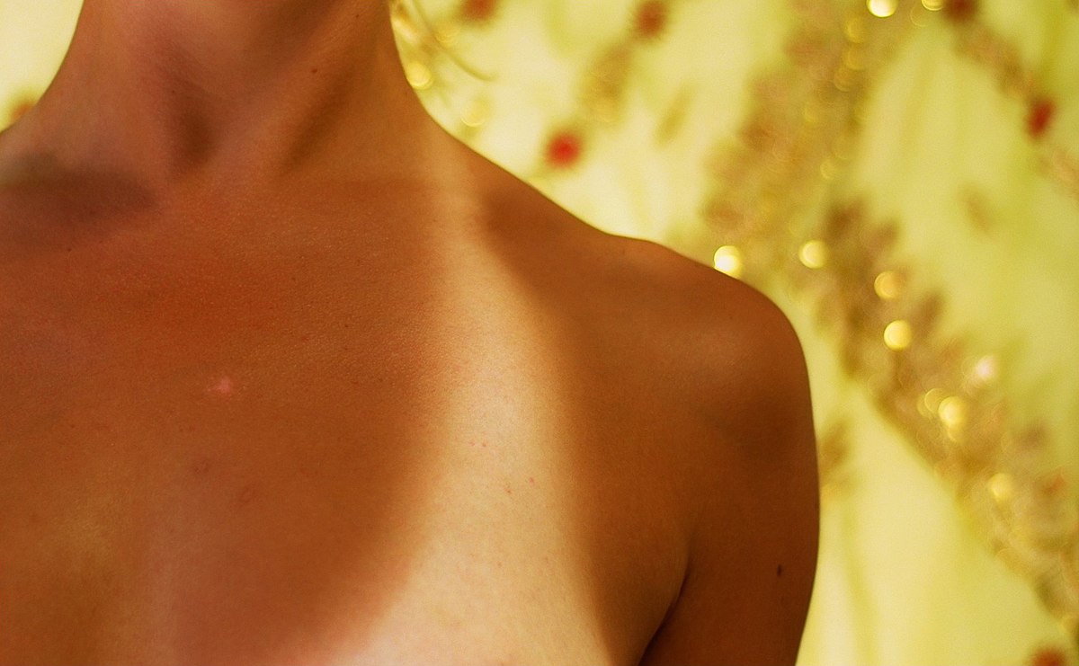 1200px Tan lines on human female chest